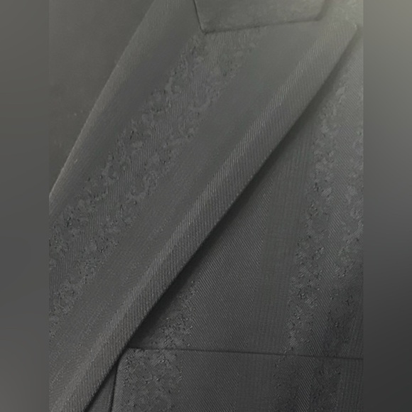 Elie Tahari 2pc. Tailored Suit with Black Detail Striping Size 4 - Picture 5 of 8